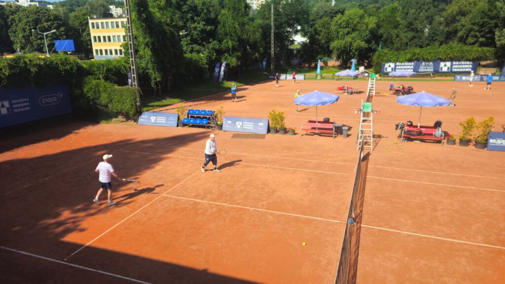 Dwóch seniorów podczas gry na korcie ziemnym w Klubie Tenisowym GAT Gdańsk