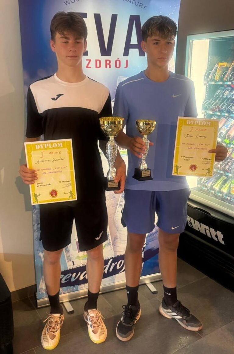 Aleksander Wyszyński i Michał Baranek z dyplomami i pucharami po OTK Juniorów EVA CUP w Olsztynie