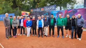 Grupa uczestników programu Aktywny Senior 2026 na korcie ziemnym Klubu Tenisowego GAT Gdańsk