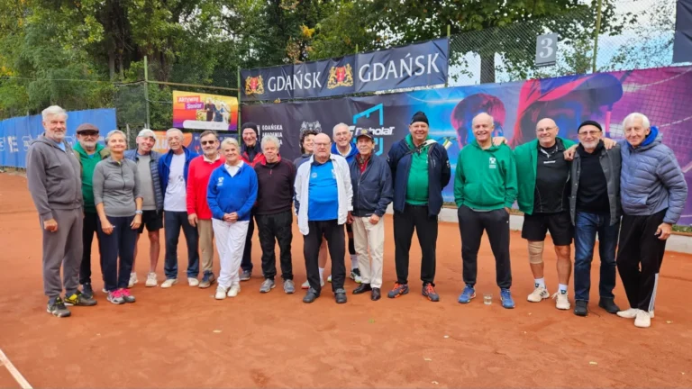 Grupa uczestników programu Aktywny Senior 2026 na korcie ziemnym Klubu Tenisowego GAT Gdańsk