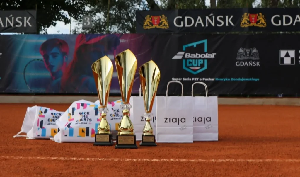 Puchary i upominki dla zwycięzców BABOLAT CUP na korcie
