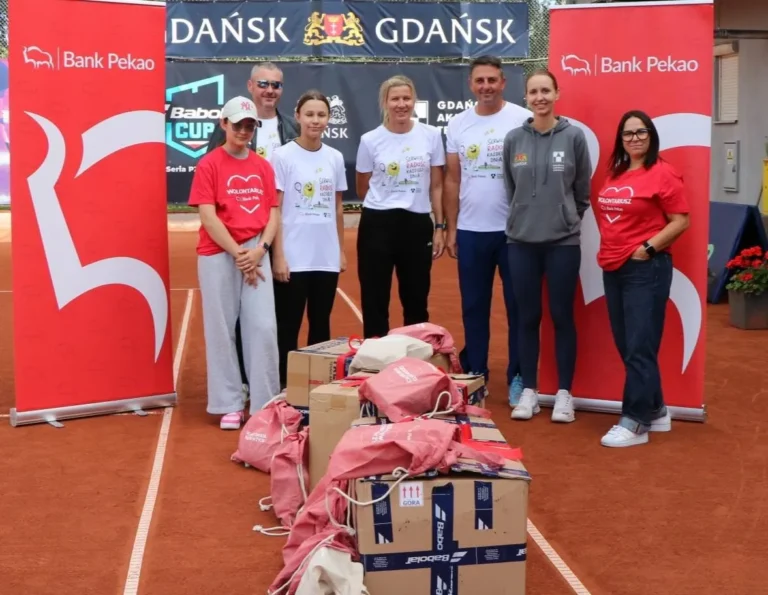 Przedstawiciele Banku Pekao i Gdańskiej Akademii Tenisowej przy przekazanym sprzęcie tenisowym na korcie