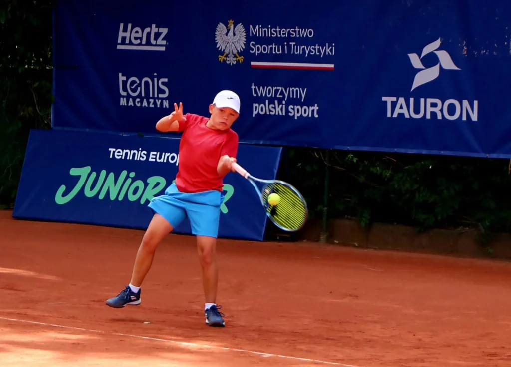 Zawodnik w czerwonej koszulce uderza forhend podczas GAT GDAŃSK OPEN