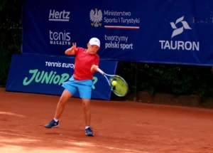Zawodnik w czerwonej koszulce uderza forhend podczas GAT GDAŃSK OPEN