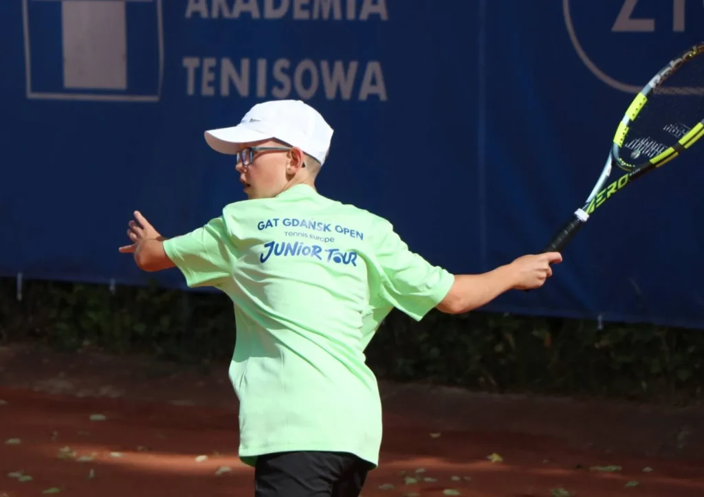 Zawodnik w koszulce turnieju GAT GDAŃSK OPEN przy uderzeniu