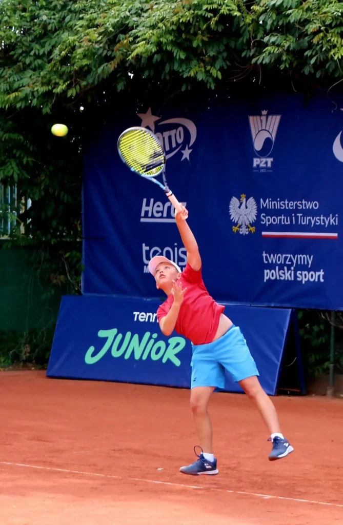 Serwis zawodnika podczas turnieju Tennis Europe U12