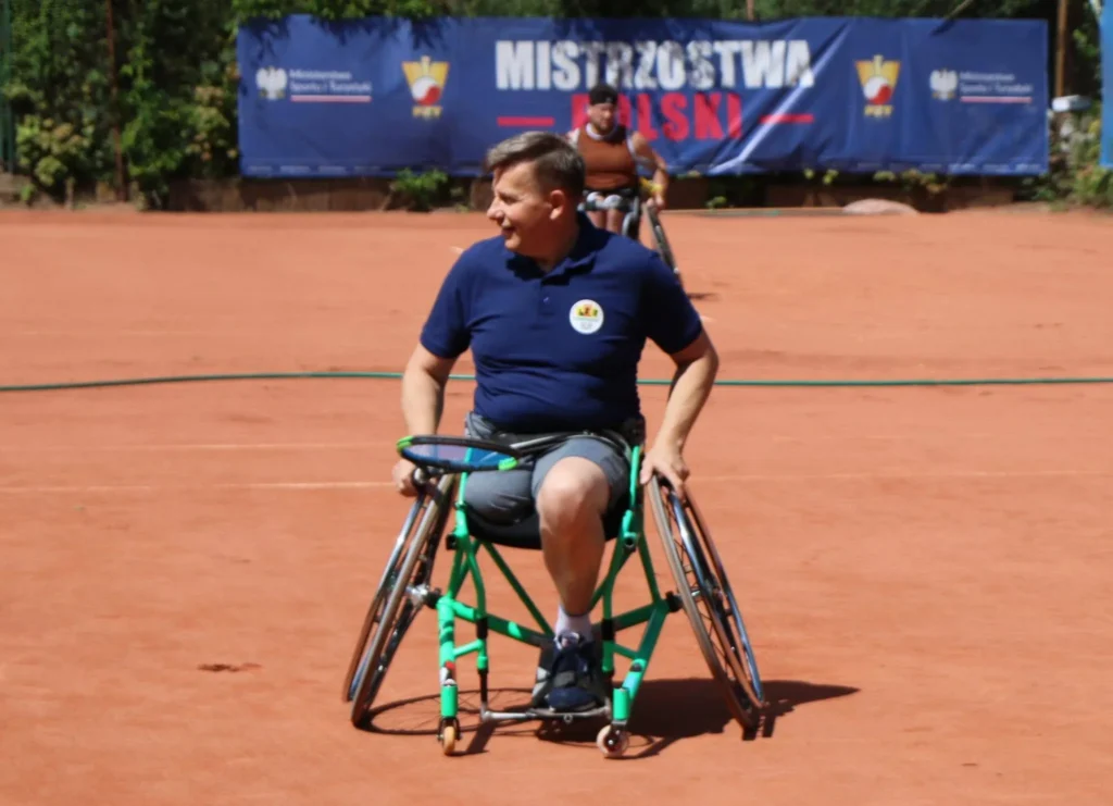 Zawodnik na wózku na korcie podczas Mistrzostw Polski