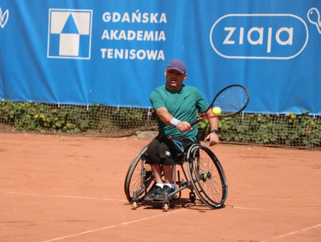 Zawodnik na wózku w trakcie gry