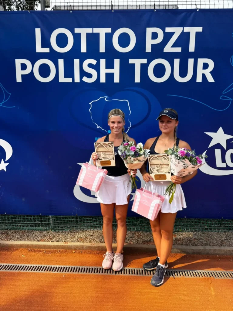 Oriana Gniewkowska i Marcelina Podlińska z trofeami przed banerem LOTTO PZT Polish Tour