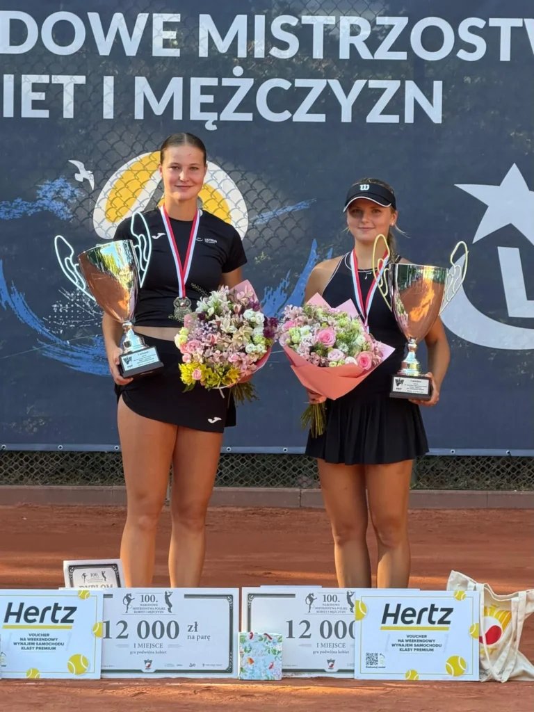 Oriana Gniewkowska i Sara Husar z pucharami i kwiatami, mistrzynie Polski w grze podwójnej