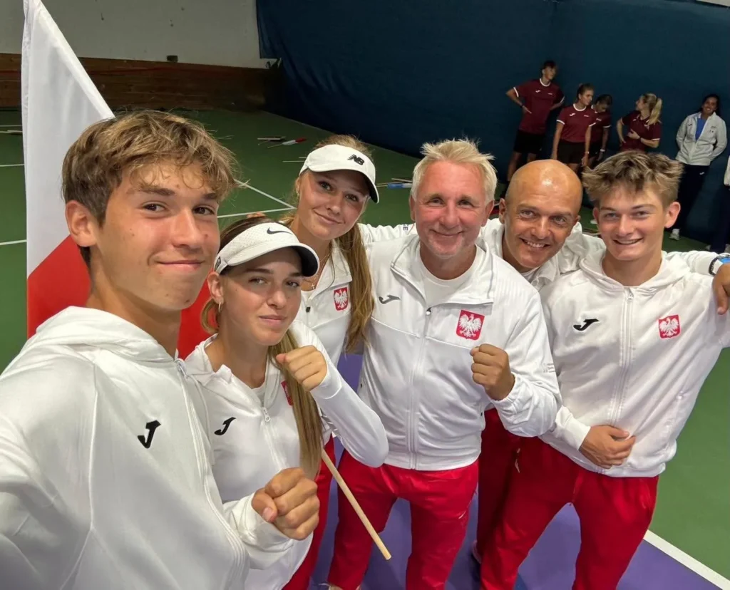 Tymon Litwic z zawodnikami i trenerami reprezentacji Polski w strojach z orłem na hali podczas Indywidualnych Mistrzostw Europy U18